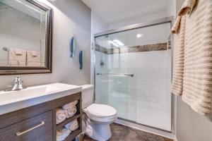 Un baño con inodoro y ducha de cristal. en Dock and Deck at Kentucky Lake Family Retreat!, en Draffenville 20 fotos más