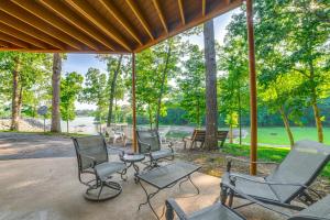 un grupo de sillas sentadas en un patio en Dock and Deck at Kentucky Lake Family Retreat!, en Draffenville
