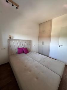 1 dormitorio con cama grande y almohada rosa en Apartman TARA, en Zlatibor 16 fotos más