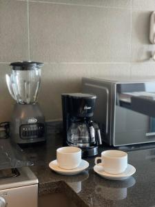 Příslušenství pro přípravu čaje a kávy v ubytování Skyline Suite in Polanco Best Location Fast Wifi