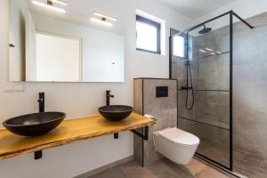 Kopalnica v nastanitvi LXRY Villas