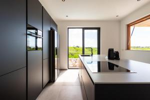 Kuhinja oz. manjša kuhinja v nastanitvi LXRY Villas