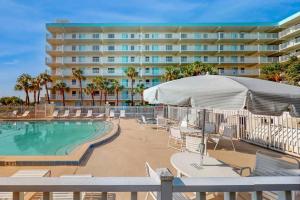 Bazén v ubytování Sandcastles 2br2ba Cocoa Beach Ocean Views! nebo v jeho okolí