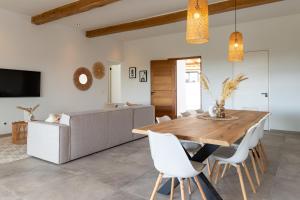TV in/ali zabaviščno središče v nastanitvi LXRY Villas