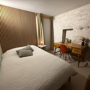 Postel nebo postele na pokoji v ubytování Chambre d'hôtes avec salle de bain privée chez Martine