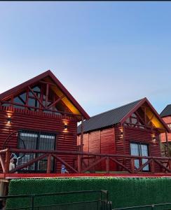 eine Holzhütte mit einem Zaun davor in der Unterkunft Estancia Vieja in Estancia Vieja