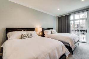 two beds in a bedroom with a window at The Sono Chicago in Chicago