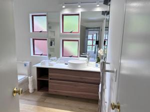 Et badeværelse på Hot Tub and Views over Central Queenstown - Entire Holiday House + 38 billeder