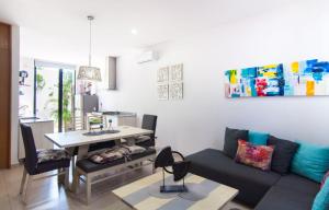 a living room with a couch and a table at Paraíso Casa Turquesa Playa del Carmen in Playa del Carmen
