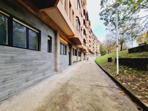 an empty sidewalk next to a building at Bilbao ROOMS & KITCHEN Irala in Bilbao