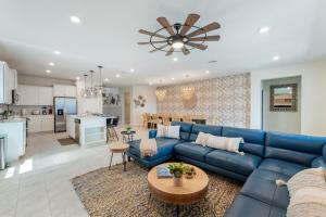 ein Wohnzimmer mit einer blauen Couch und einer Küche in der Unterkunft Water Park, Game Room, Magical Design, Great Location in Davenport