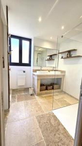 Kuchyň nebo kuchyňský kout v ubytování Gîte de France Le nid des grisets 4 épis - Gîte de France 8 personnes MAE-4591