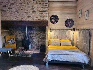 Ένα ή περισσότερα κρεβάτια σε δωμάτιο στο Gîte de France Gîte de la pépinière de chapi 2 épis - Gîte de France 4 personnes MAE-4631