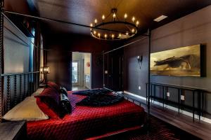 ein Schlafzimmer mit einem Himmelbett und einem Kronleuchter in der Unterkunft Water Park, Game Room, Magical Design, Great Location in Davenport + 137 Fotos