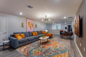 ein Wohnzimmer mit einem blauen Sofa und einem Teppich in der Unterkunft Water Park, Game Room, Magical Design, Great Location in Davenport