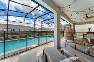 einen Blick auf den Pool von einer Terrasse mit einem Poolhaus in der Unterkunft Water Park, Game Room, Magical Design, Great Location in Davenport