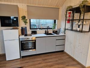 Una cocina o kitchenette en Úthlíd Cottages