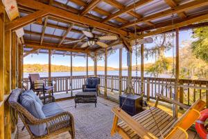un porche con muebles y vistas al agua en Boathouse with Screened Porch Riverfront Escape!, en Chiefland