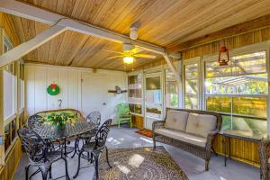Una sala de estar con una mesa y sillas y un sofá. en Boathouse with Screened Porch Riverfront Escape!, en Chiefland