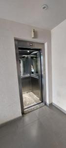 an elevator in a building with a glass door at Departamento Calchines con cochera in Santa Fe