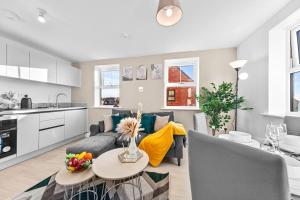 Dapur atau dapur kecil di Opulent 2BR 2BA House with FREE Parking
