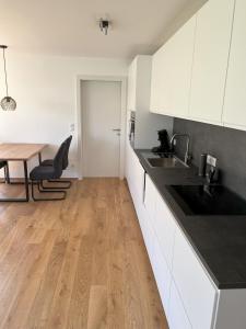 Kuchyň nebo kuchyňský kout v ubytování Ferienwohnung Karrensicht