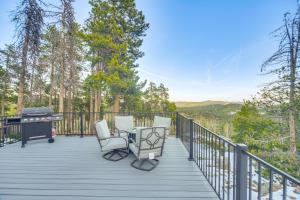 Fotografie z fotogalerie ubytování Private Evergreen Hideaway with Deck and Mountain View v destinaci Evergreen