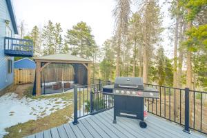 Fotografie z fotogalerie ubytování Private Evergreen Hideaway with Deck and Mountain View v destinaci Evergreen