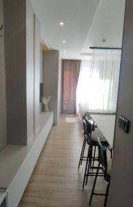 a kitchen with a table and chairs in a room at Lola apartman Residence Hill in Kopaonik