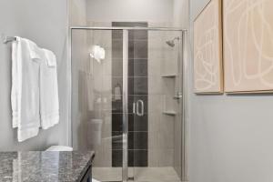 ナッシュビルにあるLuxury 4 Bedroom Home, Heart of the Entertainmentの浴室のガラス扉付きシャワー +37枚の写真