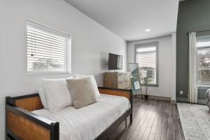 ナッシュビルにあるLuxury 4 Bedroom Home, Heart of the Entertainmentのソファと2つの窓があるリビングルーム