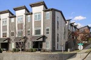 ナッシュビルにあるLuxury 4 Bedroom Home, Heart of the Entertainmentの大きなアパートメントビル