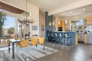 Η κουζίνα ή μικρή κουζίνα στο Jackalope Junction-Pool, Hot Tub, Fire Pit, BBQ & Desert Views! home +25 φωτογραφίες