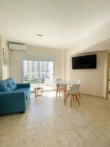 Televiisor ja/või meelelahutuskeskus majutusasutuses Saavedra 118 8E by depptö