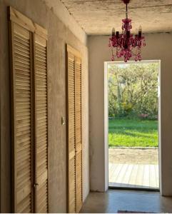 un couloir avec une porte et un lustre dans l'établissement Stodoła Pogódki, à Pogódki