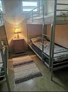 une chambre avec deux lits superposés et une lampe dans l'établissement Stodoła Pogódki, à Pogódki