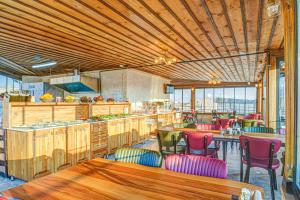una cucina con armadi in legno e sedie colorate di Unique Cappadocia Palace a Göreme