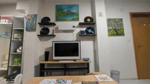 einen Computermonitor auf einem Tisch in einem Raum in der Unterkunft Apartments Hamidović in Tuzla