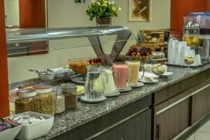 Comida en o cerca de este hotel