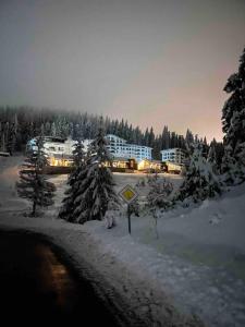 Photo de la galerie de l'établissement High Five Villas, à Pamporovo 62 autres photos