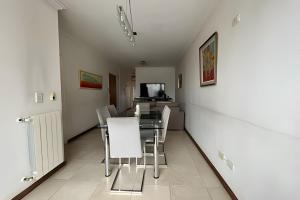 a dining room with a table and chairs at Moderno departamento zona centro in Rosario