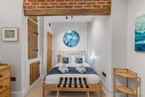 Postel nebo postele na pokoji v ubytování Central Holiday Home Full Kitchen With Parking