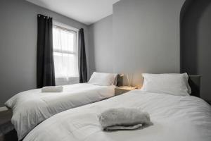 two beds sitting next to each other in a bedroom at Serviced Accommodation Liverpool by Tomla- Free Parking in Liverpool