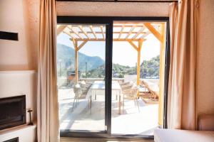 Nespecifikovaný výhled na hory nebo výhled na hory při pohledu z vily