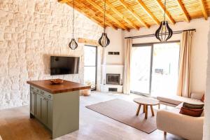 TV a/nebo společenská místnost v ubytování Fethiye VillalarımVilla 3