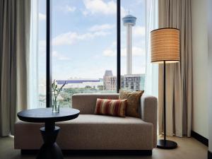 Posezení v ubytování Kimpton Santo San Antonio - Riverwalk by IHG