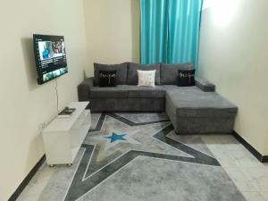 Μια τηλεόραση ή/και κέντρο ψυχαγωγίας στο Azuka Luxury Apartments