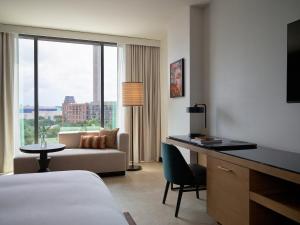 Postel nebo postele na pokoji v ubytování Kimpton Santo San Antonio - Riverwalk by IHG