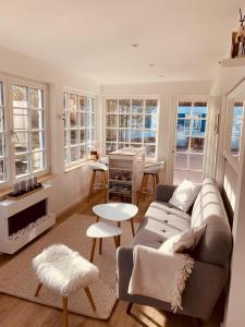 a living room with a couch and a table at Das Edelweiß Apartment by ALA Living - stilvoll Urlauben mit traumhaftem Ausblick, Sonnenterrasse, 200m zur Zugspitzbahn! in Grainau