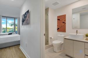 Un baño blanco con lavabo e inodoro. en Spectacular Studio Amazing Amenities Bay View, en Hallandale Beach 26 fotos más
